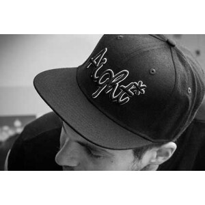 Caps
